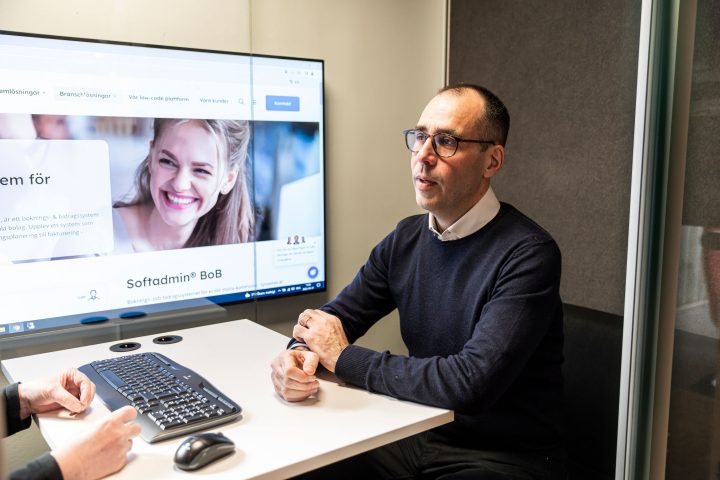 verksamhetssystem-man-framför-tv