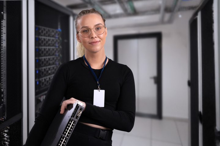 Kvinna står i serverrum