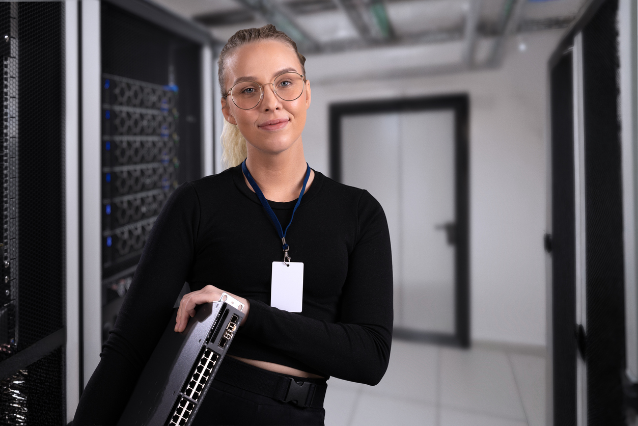 Kvinna står i serverrum