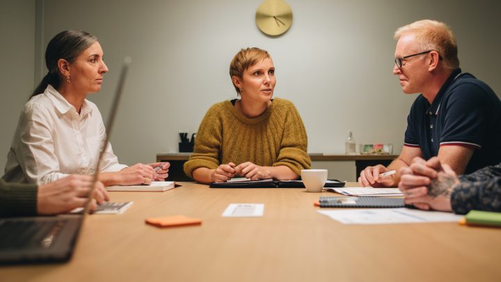 Tre kommunalanställda sitter och har ett möte